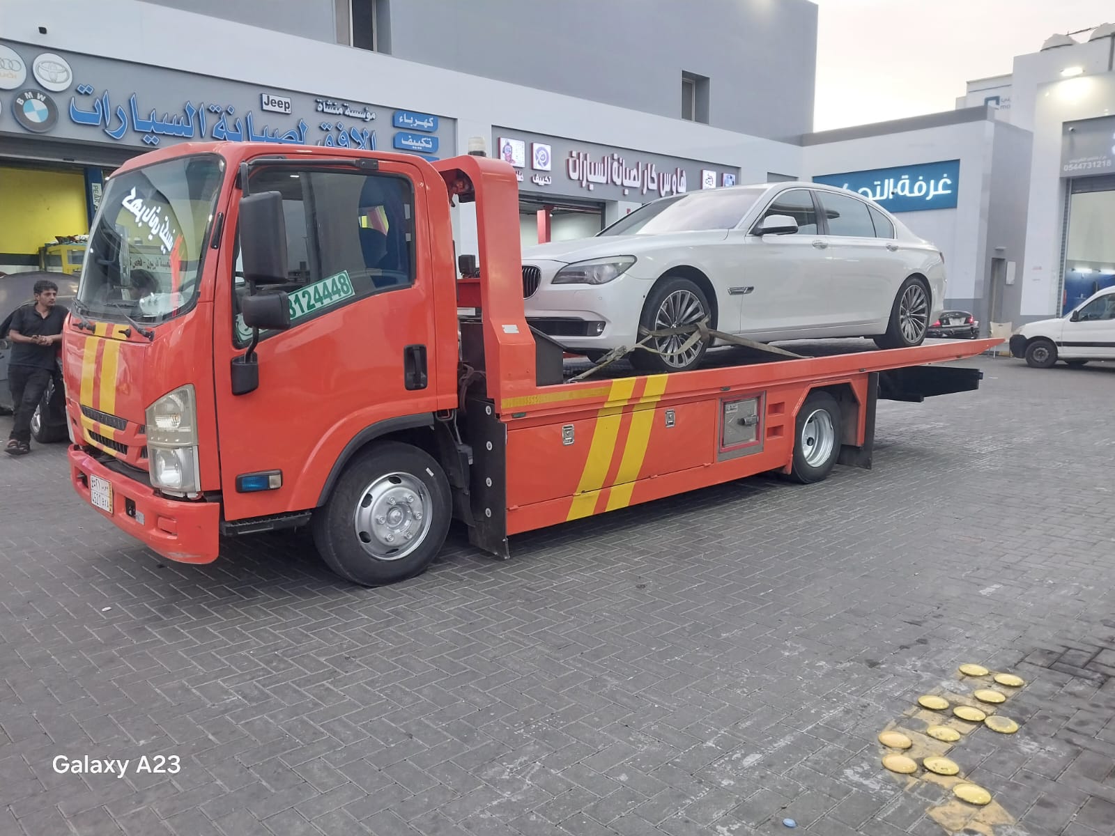 نقل BMW بيضاء